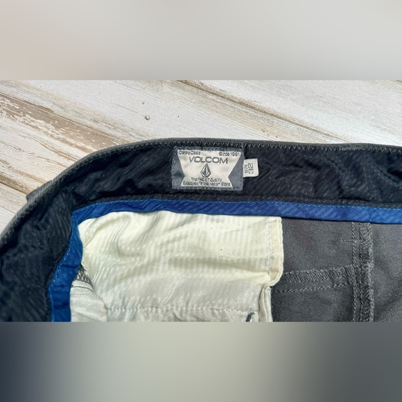 Volcom Shorts Men's Size 32 Gray Flat Front Cotton Blend - Picture 6 of 9